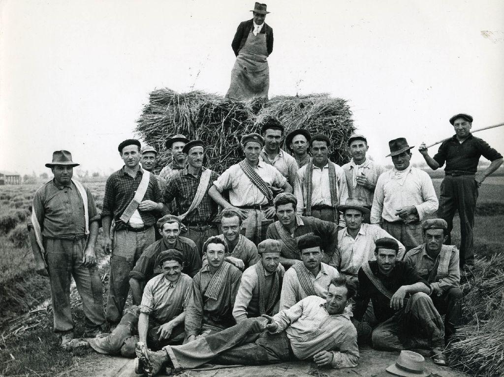 Gruppo di braccianti della Cooperativa Lavoratori della Terra di Bentivoglio (BO)
