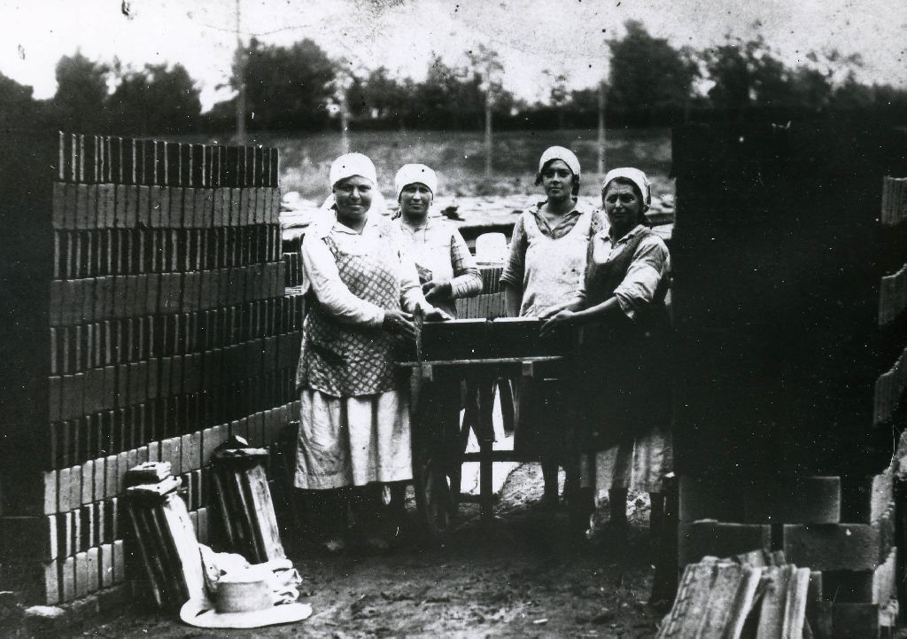 Gruppo di lavoro di sole donne ripreso in una fornace