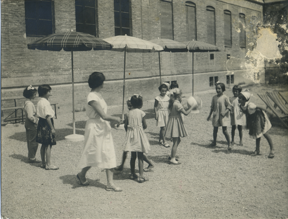 Bambini e bambine, colti in um momento di svago, della scuola elementare di Budrio.