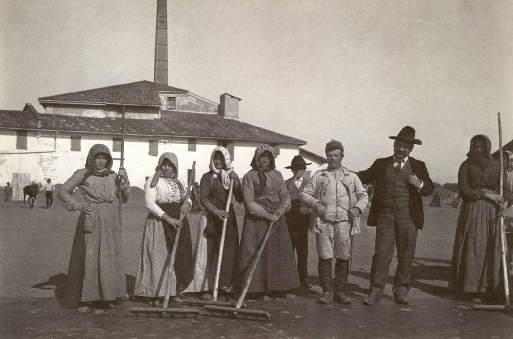 Gruppo di lavoratori in posa nell'aia della risiera